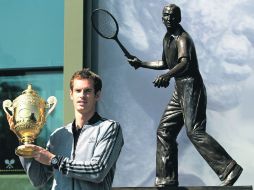 De leyenda. Andy Murray posa junto a la estatua de Fred Perry, el penúltimo británico en ganar Wimbledon, en 1936. AFP /