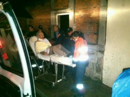 Paramédicos de la Cruz Verde acuden a atenderlos.  /