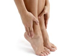 Un buen masaje en pies y piernas ayuda a descansar y reducir el cansancio después de una jornada. ESPECIAL /