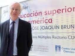 El profesor investigador José Joaquín Brunner impartió la conferencia.  /