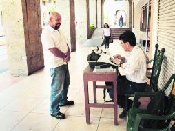 En labores. La demanda de los servicios de los escribanos o evangelistas ha disminuido. EL INFORMADOR /