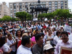 Cerca de mil 500 empleados del sector salud Jalisco se manifestaron en contra de la contratación por outsourcing. EL INFORMADOR /