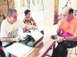 Los escribanos o evangelistas que redactan cualquier tipo de texto en la Plaza Tapatía enfrentan un futuro poco alentador. EL INFORMADOR /