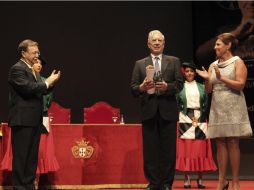 Mario Vargas Llosa (c), recoge el premio de la mano del presidente de la Ciudad Autónoma, Juan Jesús Vivas (i). EFE /