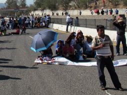 El bloqueo en la carretera federal Acapulco-México fue bloqueada por loos pobladores alrededor del mediodía. ARCHIVO /