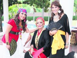 La festejada. Elba con sus hijas Mónica y Titi.  /