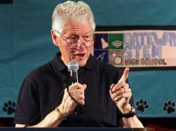 Bill Clinton aceptó la disculpa del cantante y le dio un consejo que debería escuchar. ARCHIVO /