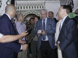 El escritor Mario Vargas Llosa participa en el evento inaugural de las luces del ramadán en Ceuta, España. EFE /
