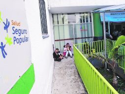 Varios empleados eventuales del Seguro Popular afirman que se les exige un oficio de renuncia al solicitar su cambio de contrato. EL INFORMADOR /