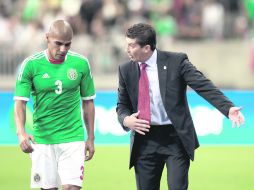 'Chepo' le reclama a Carlos Salcido algunas jugadas durante el partido amistoso ante Nigeria, antes de la Copa Confederaciones 2013. MEXSPORT /