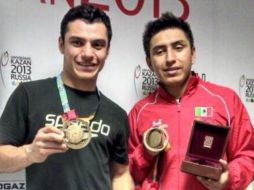 Yahel y Daniel presumen su medalla, la número nueve para la delegación. ESPECIAL /