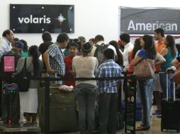 Los usuarios fueron trasladados a aeropuertos alternos o reprogramaron sus salidas. EFE /