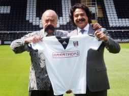 Mohamed Al Fayed posa con un bigote junto a su nuevo comprador, Shahid Khan. AP /