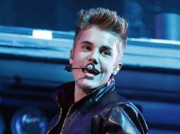 La madre de Bieber hizo las declaraciones luego de que éste fuera captado orinando en una cubeta. ARCHIVO /