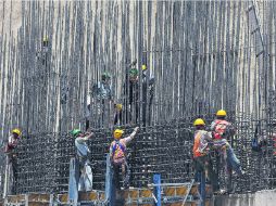 Según la STPS, la construcción, las gasolineras y la producción agrícola representan las fuentes de empleo de mayor riesgo. EL INFORMADOR /