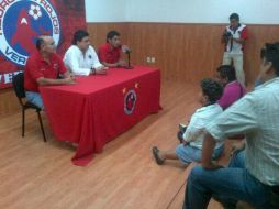 Aquí el seleccionado nacional con la directiva de Tiburones Rojos. ESPECIAL /