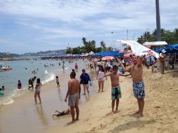 Aún con las protestas de los ciudadanos aledaños por desabasto de agua, los vacacionistas siguen acudiendo a la costa. ARCHIVO /
