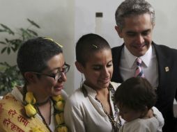 Miguel Ángel Mancera presencia la boda colectiva en el Juzgado 1 del Registro Civil. AP /