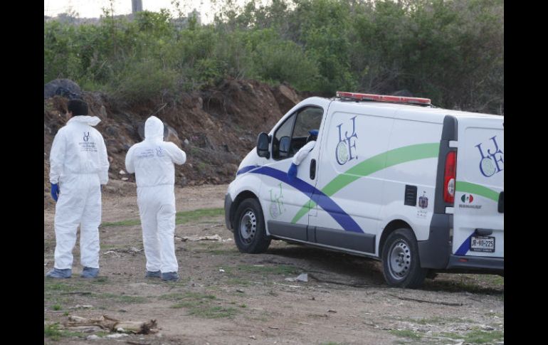 Autoridades del IJCF acudieron a la zona para evaluar el cadáver.  /