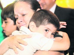En Casa Jalisco, el DIF Jalisco efectuó ayer una ceremonia para reintegrar con sus padres a 45 menores alojados en albergues. EL INFORMADOR /