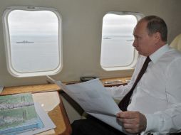 Vladimir Putin sobrevuela una zona del océano Pacífico para inspeccionar ejercicios militares. AFP /