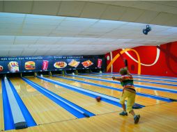 Ir al boliche es una de las actividades recreativas que conforman a la interminable lista de opciones. ARCHIVO /