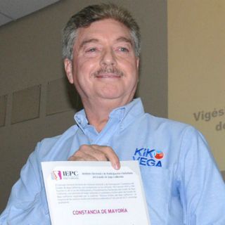 ''Kiko'' Vega recibe constancia como gobernador electo