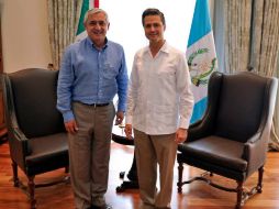 El presidente de Guatemala, Otto Pérez, y su homólogo Enrique Peña Nieto. ESPECIAL /
