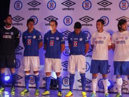 El plantel de la Máquina Cementera modeló la nueva playera. SUN /