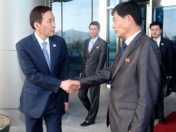 El representante surcoreano, Kim Ki-woong (i), y su par norcoreano, Park Chol-su (d) no llegan a acuerdos. EFE /