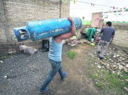 Habitantes de una de las fincas afectadas por la lluvia sacan sus pertenencias para irse a otro lugar, ante el riesgo de derrumbe. EL INFORMADOR /
