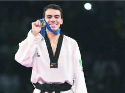 Recompensa. Uriel Adriano muestra la medalla de oro que ganó en el Mundial de Taekwondo el martes por la noche. MEXSPORT /