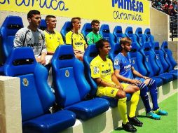 Giovani y sus compañeros en El Madrigal. El atacante ha firmado por las próximas cinco temporadas. ESPECIAL /