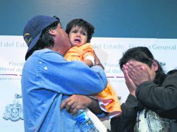 La pequeña Nancy fue entregada ayer a sus padres por la FGE, luego de permanecer casi un mes en calidad de desaparecida. EL INFORMADOR /