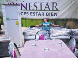 Autoridades del Gobierno del Estado distribuyeron ayer colchones, refrigeradores, antecomedores y otros enseres. EL INFORMADOR /