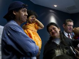 Entrega de la niña a sus padres, en la Fiscalía General del Estado. EL INFORMADOR /