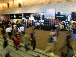 Algunos de los asistentes esperaron más de una hora para tener contacto con el Festival y sus celebridades. ARCHIVO /