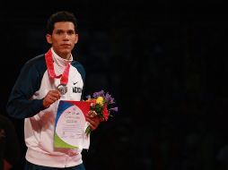 Mendoza muestra su medalla lograda en la jornada del Campeonato Mundial. ESPECIAL /