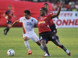 Tejada pelea el balón durante el partido, el panameño anotó el primer tanto de los Tiburones. MEXSPORT /