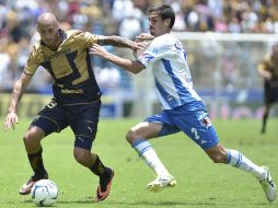 Nahuelpan disputa un balón con Lacerda de Puebla. MEXSPORT /