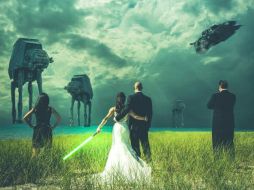 Novios que deciden imprimir en su festejo nupcial su pasión por la película de George Lucas. ESPECIAL /
