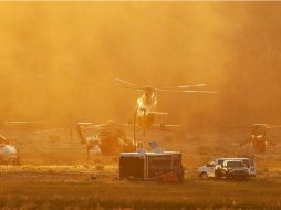 Helicópteros y otros equipos han sido utilizados en el combate al incendio forestal que se registra en California. EFE /
