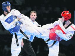 René Lizárraga (rojo) venció en la semifinal a Steven López, uno de máximos ganadores en la historia de los mundiales de taekwondo. EFE /