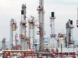 Una de las posturas de quienes buscan la inversión privada es que se podrían construir más refinerías. EFE /