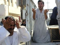 Un soldado llora durante la espera del cuerpo de un familiar en el lugar donde se ha producido una explosión. ARCHIVO /