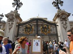 Varias personas se reunieron frente al palacio de Buckingham, a la espera de noticias. EFE /