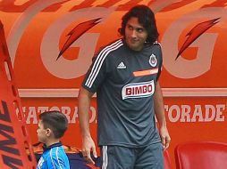 El delantero es recibido por sus compañeros en el campo para celebrar su cumpleaños número 30. ARCHIVO /