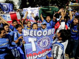 Seguidores del Chelsea reciben con entusiasmo a los jugadores en el aeropuerto de Halim Perdana Kusuma, en Yakarta. EFE /