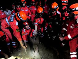 Rescatistas buscan sobrevivientes entre las ruinas de un edificio colapsado por el sismo. AFP /