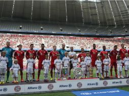 El plantel es aplaudido en el Allianz Arena y presume los tres últimos títulos de Liga, Copa y Champions League. AFP /